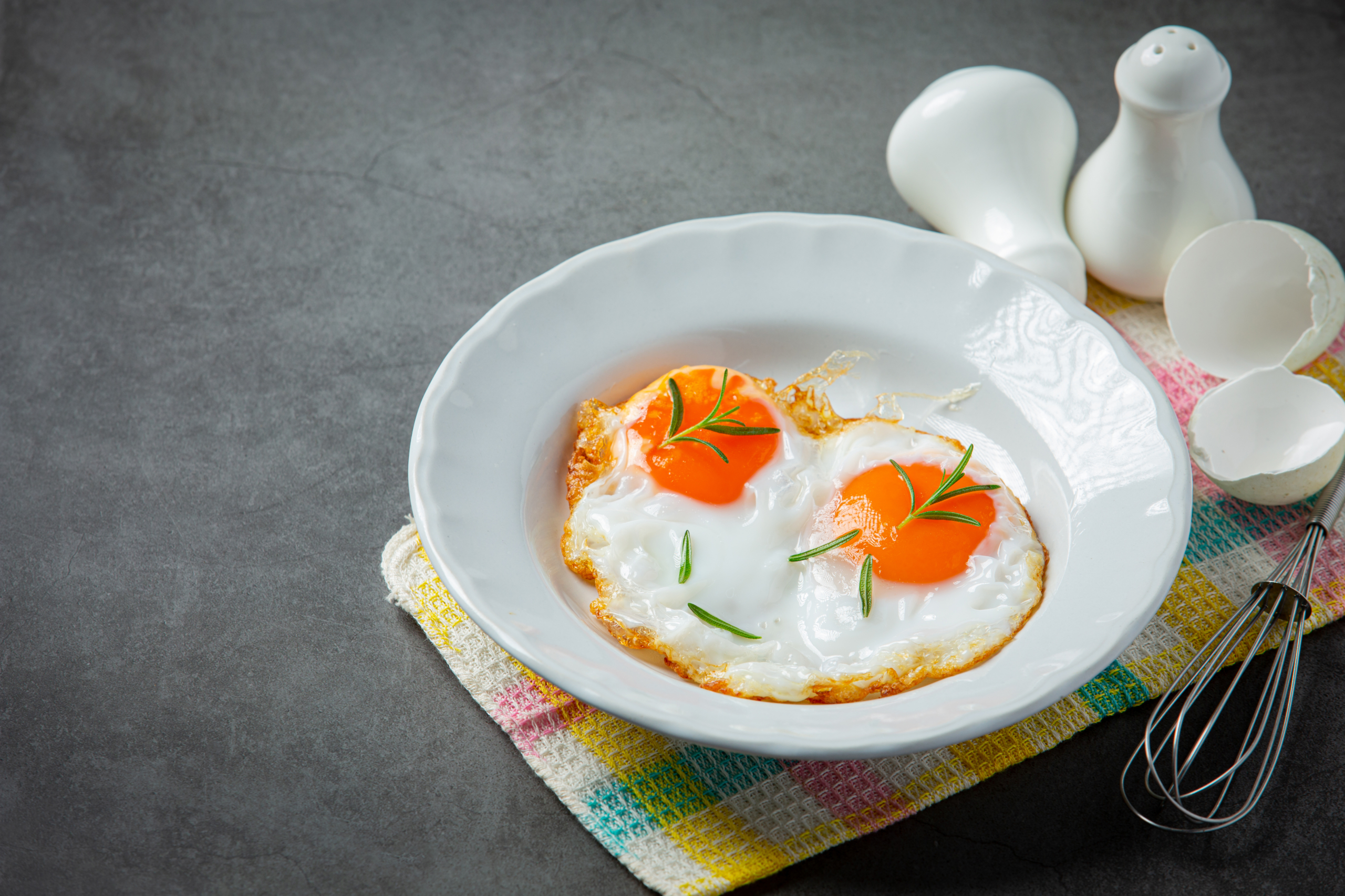 Você sabe quantas calorias tem um ovo frito com essa quantidade de óle, Fried Eggs